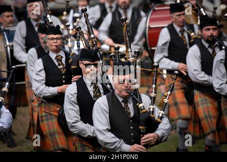 Stone Mountain, Georgia, USA. Oktober 2021. Atlanta Pipe Band führt die Eröffnungszeremonie der massierten Band an, während die GeorgiaÃs Stone Mountain Highland Games nach einer zweijährigen Pause vom 16. Oktober zurückkehren (Foto: © Robin Rayne/ZUMA Press Wire) Stockfoto