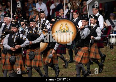 Stone Mountain, Georgia, USA. Oktober 2021. Atlanta Pipe Band führt die Eröffnungszeremonie der massierten Band an, während die GeorgiaÃs Stone Mountain Highland Games nach zweijähriger Pause am 16. Oktober zurückkehren (Foto: © Robin Rayne/ZUMA Press Wire) Stockfoto