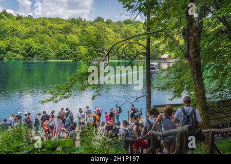 Plitvicka Jezera, Kroatien, Juli 2019 riesige Menschenmassen und Warteschlangen für die Fähre, um den See im Nationalpark Plitvicer Seen UNESCO-Weltkulturerbe zu überqueren Stockfoto