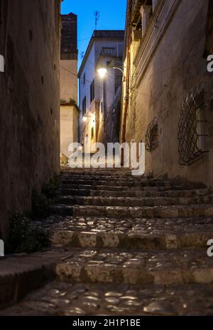 Typische gepflasterte Treppen in einer Seitenstraße, in der Sassi di Matera, einem historischen Viertel der Stadt Matera, liegt. Basilikata. Italien Stockfoto