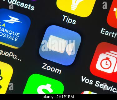 BAYONNE, FRANKREICH - CA. JANUAR 2021: App-Symbol auf dem Apple iPhone-Bildschirm vergrößern. Zoom ist ein Softwareprogramm für Video- und Audiokonferenzen, Chats und Webins Stockfoto
