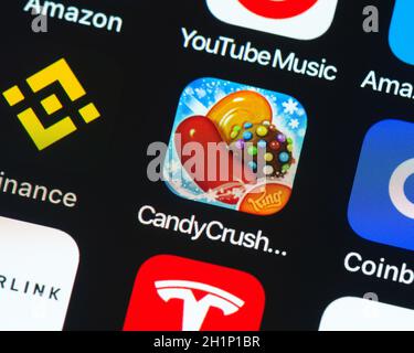 BAYONNE, FRANKREICH - CIRCA JANUAR 2021: App-Symbol von Candy Crush Saga auf dem Apple iPhone-Bildschirm. Candy Crush Saga ist ein kostenloses Puzzle-Videospiel. Stockfoto