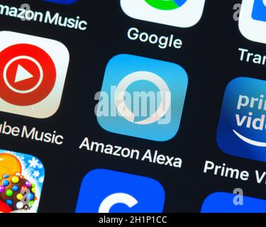 BAYONNE, FRANKREICH - CIRCA JANUAR 2021: Amazon Alexa App Icon auf dem Apple iPhone Bildschirm. Amazon Alexa ist eine von Ama entwickelte KI-Technologie für virtuelle Assistenten Stockfoto