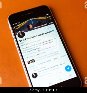 BAYONNE, FRANKREICH - 20. JANUAR 2021: OFFIZIELLE Twitter-Account DER US-Vizepräsidentin Kamala Harris an dem Tag, an dem sie als 46. Vizepräsidentin vereidigt wird Stockfoto