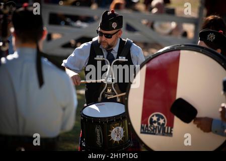 Stone Mountain, Georgia, USA. Oktober 2021. Nashville Tennessee Pfeifenband schlägt im märz während des Wettbewerbs bei den GeorgiaÃs Stone Mountain Highland Games, Rückkehr nach zwei Jahren Pause Oktober 16. (Bild: © Robin Rayne/ZUMA Press Wire) Stockfoto