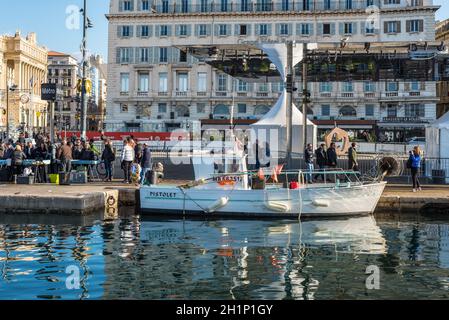 Marseille, Frankreich - Dezember 4, 2016: Sonntag Ambiente am alten Hafen Vieux Port in Marseille, Frankreich. Es handelt sich um einen geschäftigen Hafen, als Marina und als Termina verwendet Stockfoto
