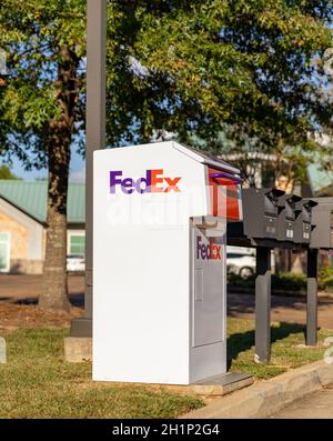Brandon, MS - 6. Oktober 2021: FedEx Drop Box in der Nähe anderer Postfächer Stockfoto