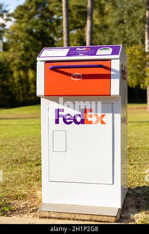 Brandon, MS - 6. Oktober 2021: FedEx Drop Box in der Nähe anderer Postfächer Stockfoto