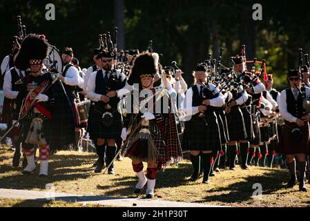 Stone Mountain, Georgia, USA. Oktober 2021. Senior Drum Major Kevin Conquest führt massierte Pfeifenbands für Abschlusszeremonien bei den GeorgiaÃs Stone Mountain Scottish Highland Games an, die nach zweijähriger Pause am 16. Oktober wieder aufgenommen werden. (Bild: © Robin Rayne/ZUMA Press Wire) Stockfoto