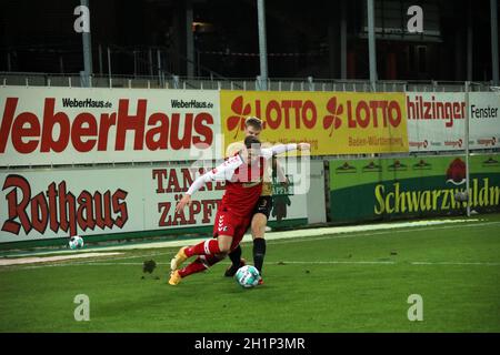 v. li. Im Zweikampf gegen Ermedin Demirovic (SC Freiburg) und Martin Hinteregger (Eintracht Frankfurt), 1. FBL: 20-21: 17. Spt. SC Freiburg - Eintra Stockfoto