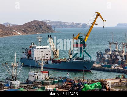 PETROPAVLOVSK-KAMCHATSKY, Kamtschatka, Russland - 4 Mai, 2018: Panorama auf Schiffen am Pier, port Krane auf kommerzielle Hafenstadt Petropavlovsk-Kamcha Stockfoto