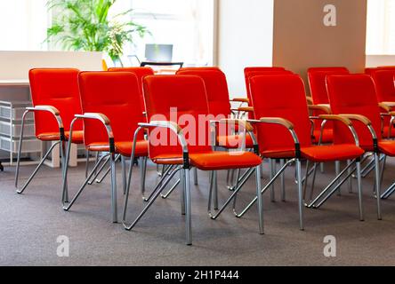Die Reihe der roten Stühle im Büro Stockfoto