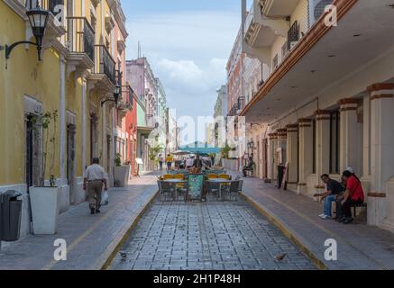 Fußgänger auf der Straße in Campeche City Mexiko Stockfoto