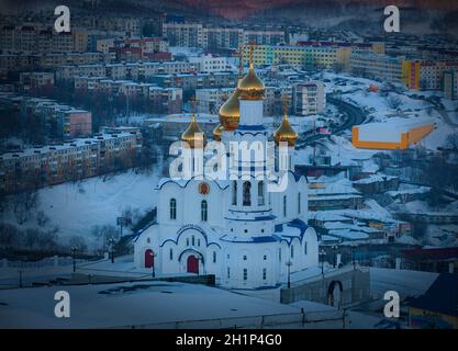 Kamtschatka, Russland - 7 Jan 2019: Blick auf die Kirche in Petropavlovsk-Kamchatskiy, Russland Stockfoto