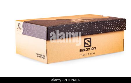 Kamtschatka, Russland, 10. Jule2019 - Salomon Zeichen auf Salomon Schuh Box isoliert auf weißem Hintergrund Stockfoto