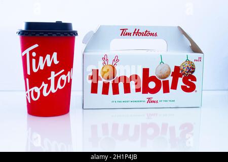 Calgary, Alberta. Kanada. Januar 20 2021. Ein Tim Hortons Kaffee mit einer Schachtel Timnits während der Feiertage. Stockfoto