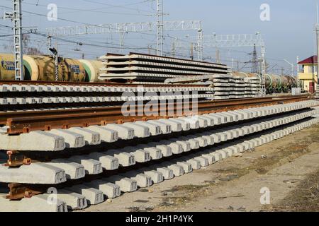 Poltava Dorf, Russland - 18. September 2016: Neue Schienen und neue Scheren. Die Schienen und die Gleitschienen sind aufeinander gestapelt. Renovierung der Eisenbahn. Rai Stockfoto