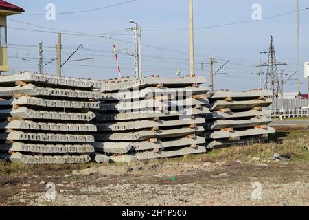 Neue Schienen und Schwellen. Die Schienen und Schwellen sind auf einander gestapelt. Renovierung der Bahn. Schiene Straße für den Zug. Stockfoto