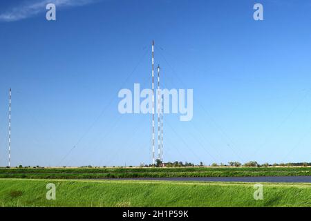 Arbeitsbühnen für die Übertragung von Radiowellen im langwelligen Bereich. Mittel der Kommunikation mit u-Booten. Stockfoto