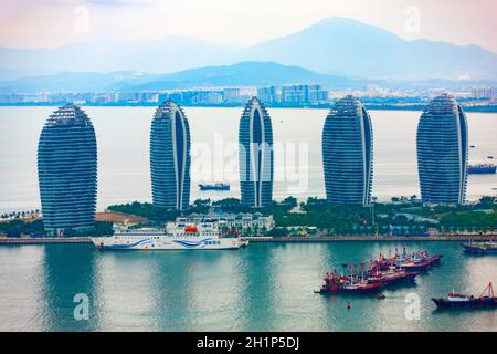 China, Hainan Island, Sanya - 12. November 2017 : Luftaufnahme der Stadt Sanya und der Bucht von Dadonghai vom Luhuitou Park in der Provinz Hainan, China. Stockfoto