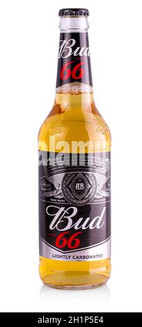 Kamtschatka, Russland - 22. MAI 2019: Eine Flasche Bud-Bier auf weißem Grund, ein blasses Lager im amerikanischen Stil, produziert von Anheuser-Busch, eingeführt in St.. Stockfoto