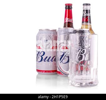 Kamtschatka, Russland - 22. MAI 2019: Flaschen Bud-Bier auf weißem Grund, ein blasses Lager im amerikanischen Stil, hergestellt von Anheuser-Busch, eingeführt in St. Stockfoto