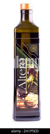 Kamtschatka, Russland - 22. Mai 2019: Flasche Spanien Olive Extra Virgin Olive Oil ALTERO vor weißem Hintergrund Stockfoto