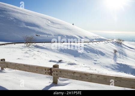 Winterlandschaft, kurvige Straße mit Schnee. Mount Grappa Landschaft, Italien Stockfoto