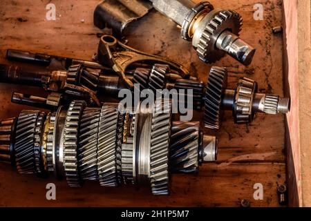 Zerlegt box car getrieben. Die Zahnräder auf die Welle des mechanischen Getriebes. Stockfoto