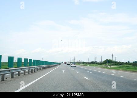 Krasnodar, Russland - Juni 1, 2017: 1-fach, Autos fahren entlang der Straße. Stockfoto