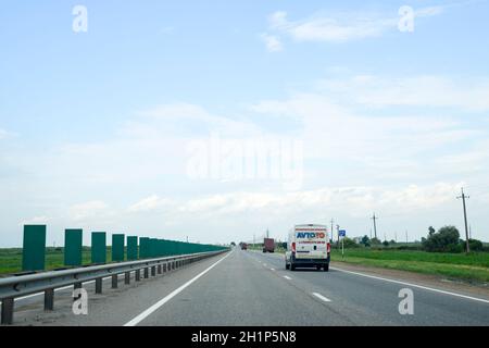 Krasnodar, Russland - Juni 1, 2017: 1-fach, Autos fahren entlang der Straße. Stockfoto