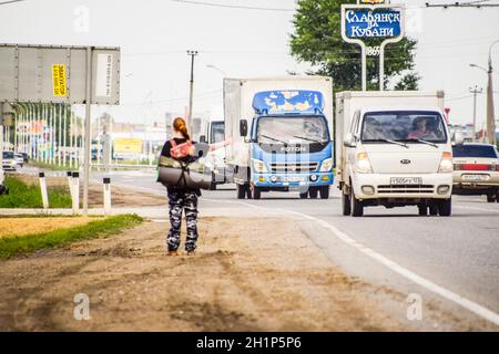 Krasnodar, Russland - 1. Juni 2017: Per Anhalter. Mädchen Auto - Stopper. Das Mädchen mit dem Rucksack hält das Auto. Abstimmung über den Track. Stockfoto