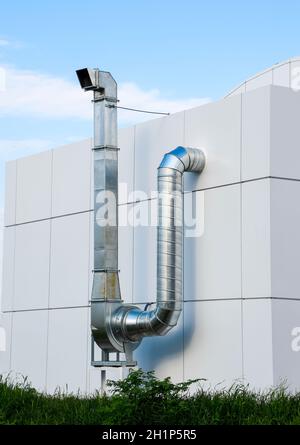 Lüftung Haube mit einem Rohr hinter dem cafe Gebäude Stockfoto