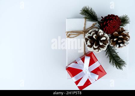 Nahaufnahme der Geschenkschachteln für rote Weihnachten. Stockfoto