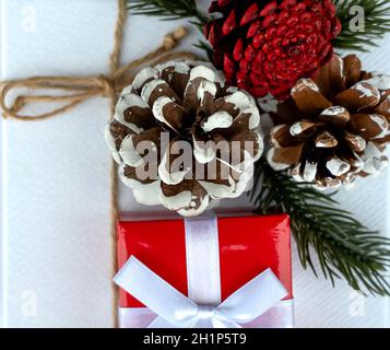 Nahaufnahme der Geschenkschachteln für rote Weihnachten. Stockfoto