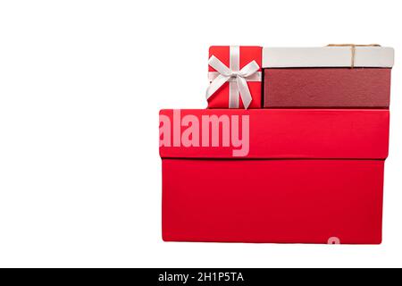 Nahaufnahme der Geschenkschachteln für rote Weihnachten. Stockfoto