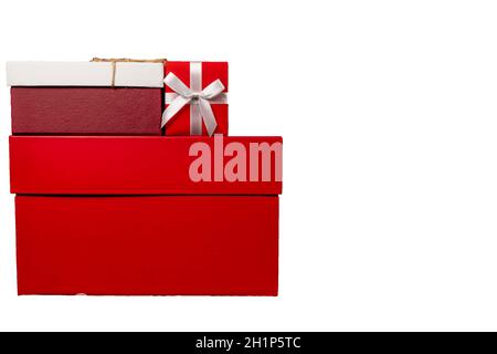 Nahaufnahme der Geschenkschachteln für rote Weihnachten. Stockfoto