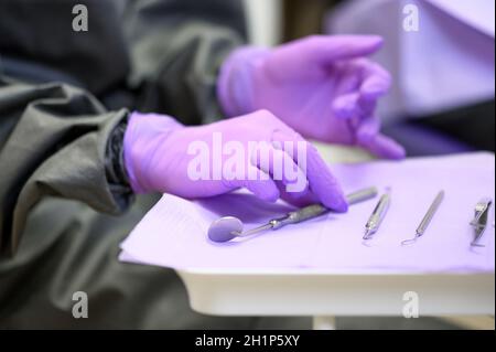 Handschuhen Handpicking zahnärztliche Werkzeuge. Hochwertige Fotos Stockfoto