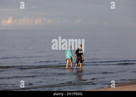 Stegna, Polen - 4. September 2020: Romantischer Spaziergang eines verliebten Paares am Strand in Stegna, Pommern. Polen Stockfoto