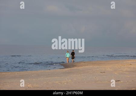 Stegna, Polen - 4. September 2020: Romantischer Spaziergang eines verliebten Paares am Strand in Stegna, Pommern. Polen Stockfoto