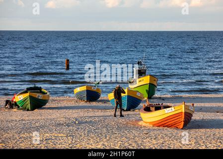 Jantar, Polen - 7. September 2020: Bunte Fischerboote am Strand in Jantar, Pommern, Polen Stockfoto