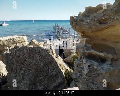 Eisenstrukturen am Ufer des Kaspischen Meeres. Bau des Piers. Kasachstan. Aktau. 01 Oktober 2019 Jahr. Stockfoto