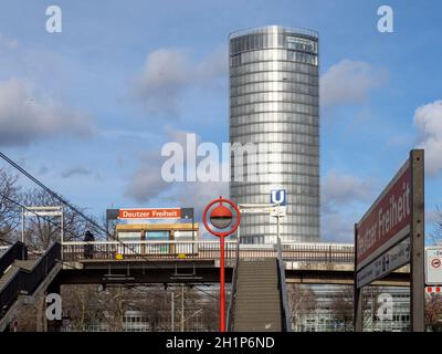 Straßenbahnhaltestelle Deutzer Freiheit mit Blick auf das Triangle Hochhaus - Köln Stockfoto