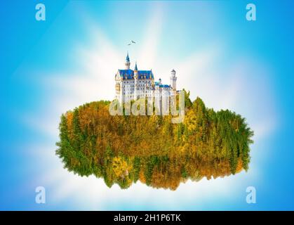 Fantastische grüne Insel mit Berg und Schloss, die hoch in den Himmel fliegen Stockfoto