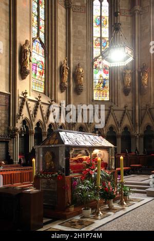 Sarkophag des seligen Aloysius Stepinac in der Kathedrale von Zagreb, der Mariä Himmelfahrt in Zagreb, Kroatien gewidmet ist Stockfoto