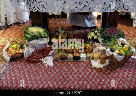 Angebote vor dem Altar vor der Messe am Thanksgiving Tag in Stitar, Kroatien Stockfoto