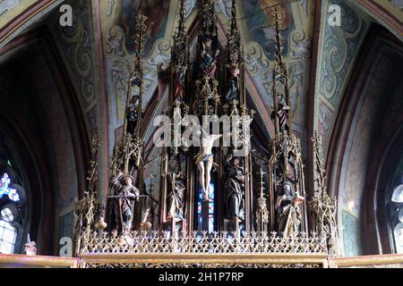 Kreuzigung, Hauptaltar in der Pfarrkirche St. Wolfgang am Wolfgangsee in Österreich Stockfoto