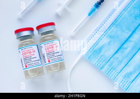 Calgary, Alberta. Kanada. Januar 25 2021. Ein paar Impfstoffflaschen Moderna Covid-19 mit sterilen Spritzen und Gesichtsmaske Stockfoto