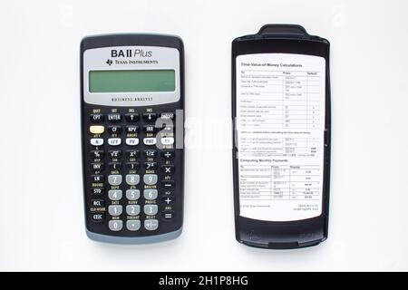 Calgary, Alberta. Kanada. Jan 25, 2021.Texas Instruments BA II Plus Finanzrechner, mit einer Tabelle des Zeitwerts von Geldberechnungen Stockfoto