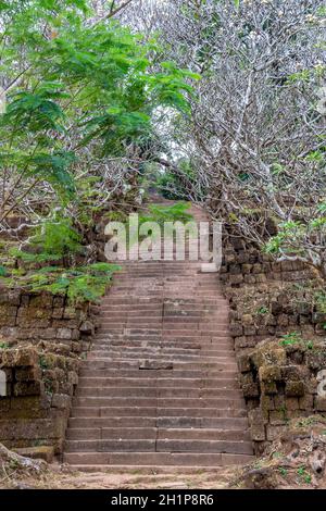 Treppen zum Heiligtum und Tempel auf dem Hügel von Wat Phou - Champasak - Laos - Asien Stockfoto